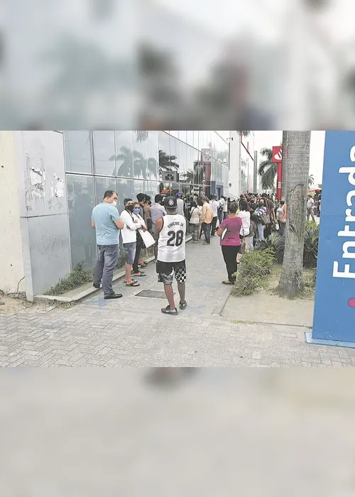 Imagem ilustrativa da imagem Fila no lado de fora de agência