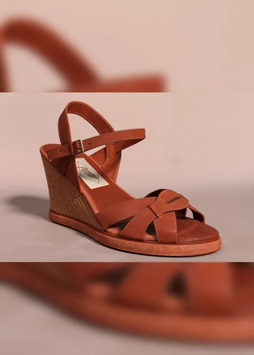 Imagem ilustrativa da imagem Arezzo busca primeiro modelo de sandália, criada em 1972