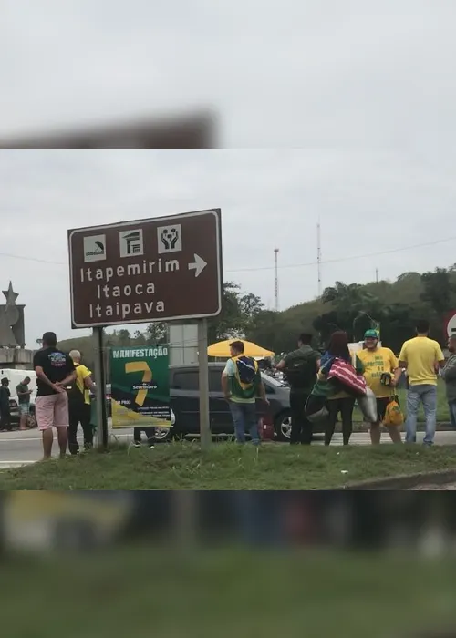 
          Imagem ilustrativa da imagem Caminhoneiros mantêm concentração em 7 trechos de rodovias do Estado
          