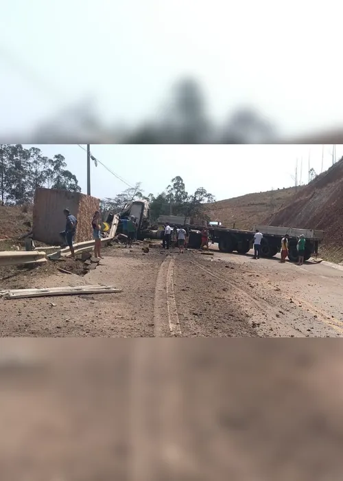 Imagem ilustrativa da imagem Carreta com granito tomba e rodovia fica interditada