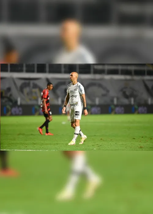 Imagem ilustrativa da imagem Diego Tardelli tem carro apedrejado e é ameaçado por santistas: 'Cena de terror'