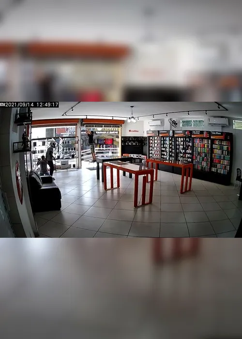 Imagem ilustrativa da imagem Bandidos fazem refém e roubam 20 celulares de loja na Serra