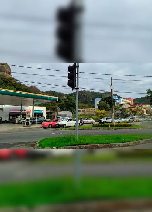 
          Imagem ilustrativa da imagem Motoristas lotam postos e gasolina aumenta da noite para o dia
          