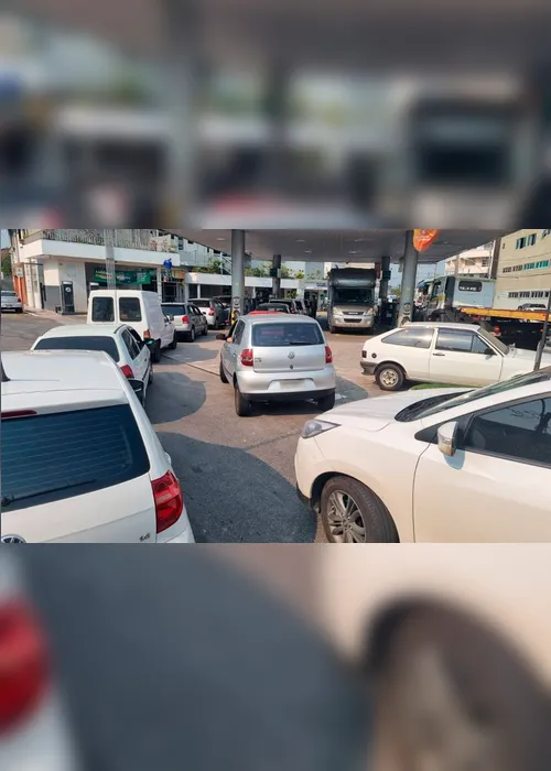 
          Imagem ilustrativa da imagem Motoristas lotam postos e gasolina aumenta da noite para o dia
          