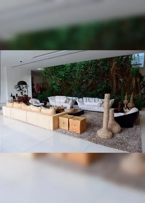 
          Imagem ilustrativa da imagem FOTOS | Xuxa vende mansão no Rio para cantora de pagode Karinah
          