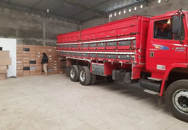 Caixas e caminhão apreendidos pela PRF