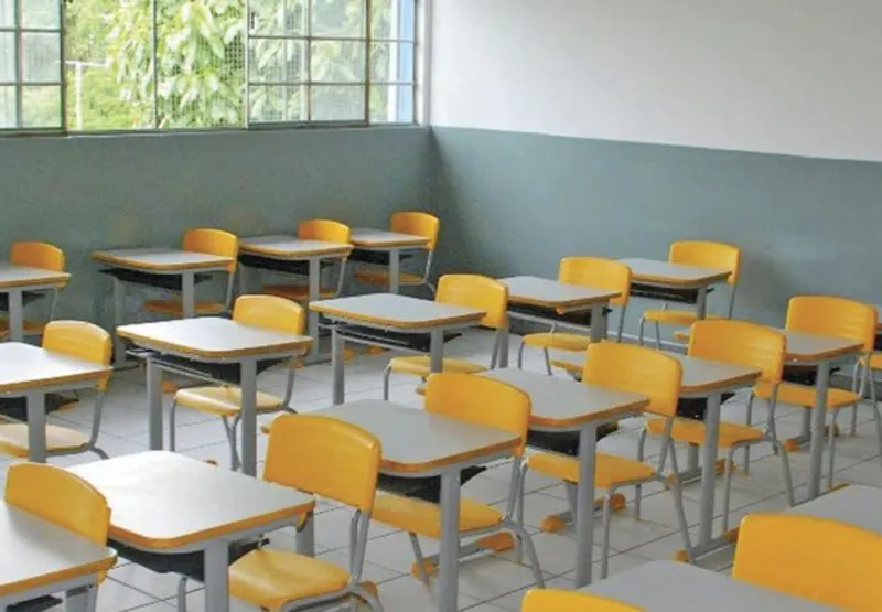 Sala de aula vazia: colégios em Vitória suspendem aulas em casos de covid