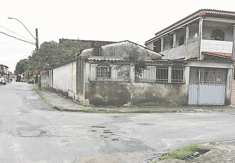 Avenida Perimetral, no bairro Maringá, na Serra, onde esgoto vazava