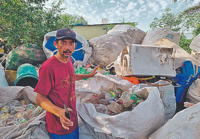 Domingos Augusto separa todo o material reciclável que recolhe em Alfredo Chaves e Marechal Floriano