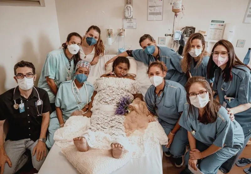 Érika e equipe médica durante o ensaio gestante feito no leito do hospital, em BH