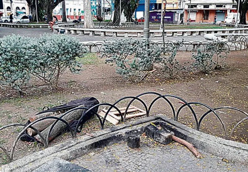 Fogão improvisado, com saco de lenha ao lado, foi instalado no canteiro da Praça Costa Pereira, no Centro