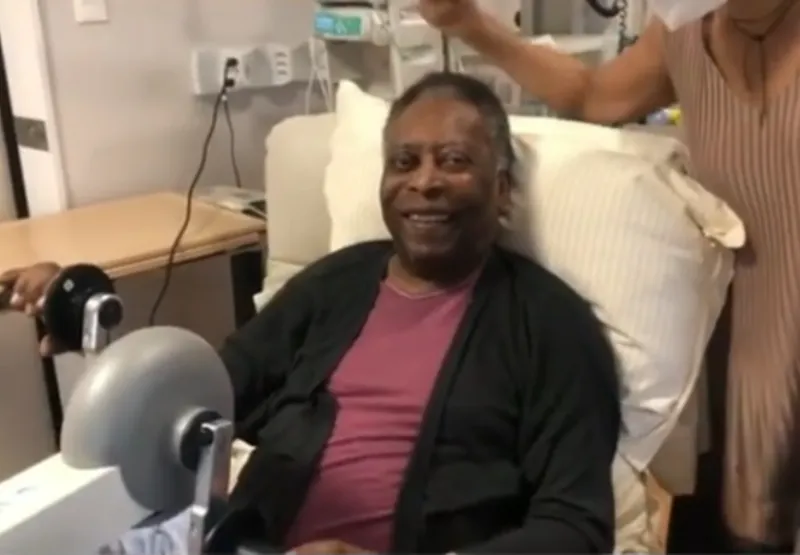 Vídeo mostra Pelé fazendo fisioterapia com aparelho