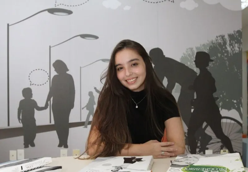 Estudando inglês desde os 11 anos, Sabrina Rodrigues Sarquis, que hoje tem 16, já é totalmente imersa na cultura inglesa. Agora, ela pretende fazer o exame FCE  para comprovar que é fluente na língua