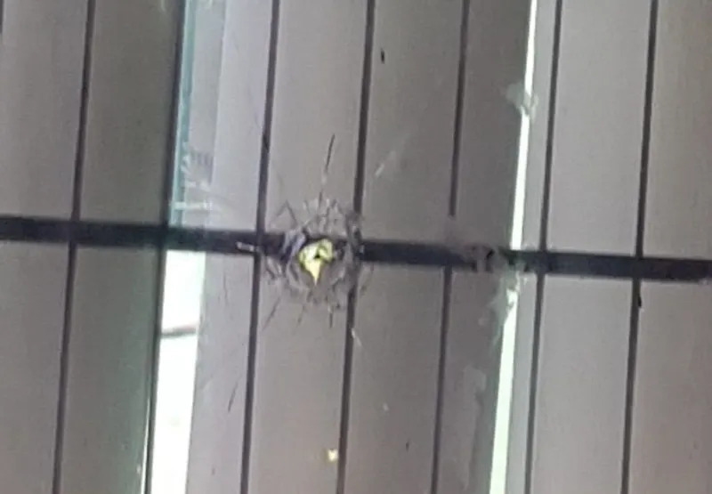 Um dos disparo atingiu a janela de uma sala de aula da escola