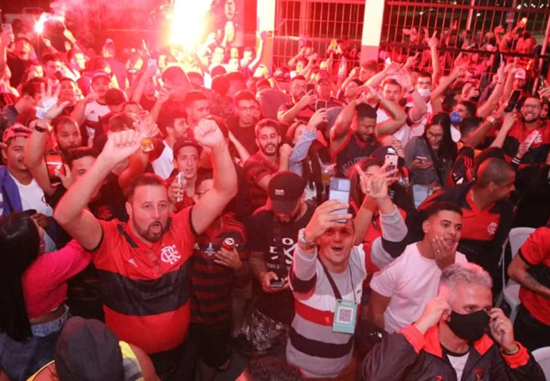 Torcedores do Flamengo se juntaram para ver a semifinal da Libertadores na sede da Fla-Vitória, na Mata da Praia