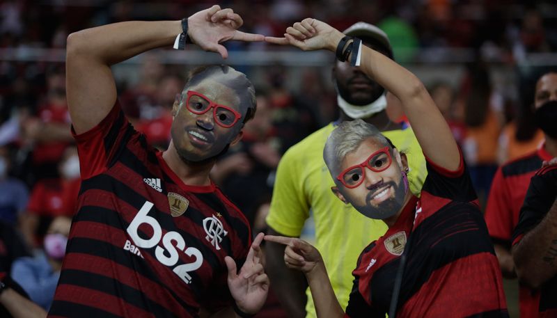 A clássica comemoração de Bruno Henrique e Gabigol foi parar na arquibancada do Maracanã (Foto: Marcelo Cortes / Flamengo)