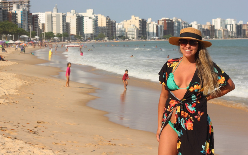 A empresária Rosana Gabri, de 46 anos, está hospedada em uma casa da família na Praia do Morro (Foto: Roberta Bourguignon/ AT)