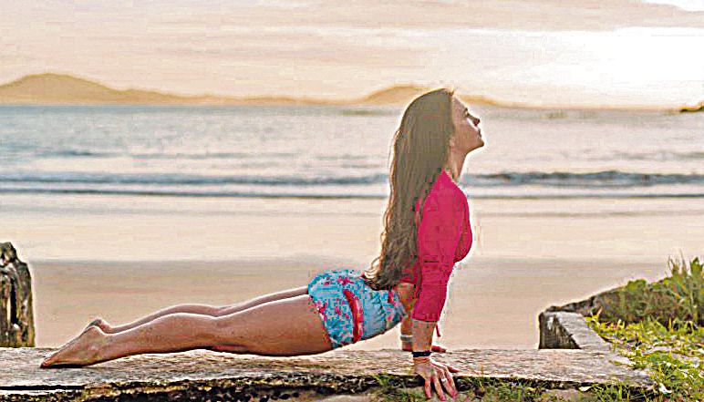 A instrutora Clara Rocha afirma que a ioga é uma disciplina do intelecto, da mente e das emoções (Foto: Divulgação)