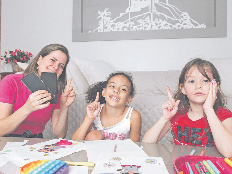 A psicóloga Débora Gaudio, de 38 anos, estabeleceu algumas regras para sua filha Eduarda, 7 anos. (Foto: Douglas Schneider/AT)