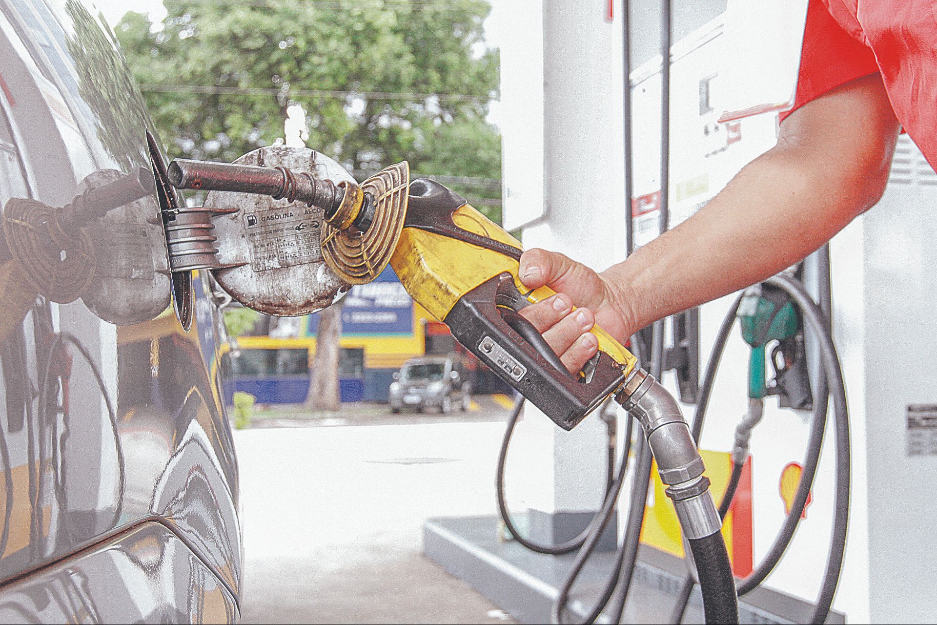 Abastecimento em posto: alta no barril do petróleo é repassada para bombas, deixando gasolina mais cara (Foto: Leone Iglesias)