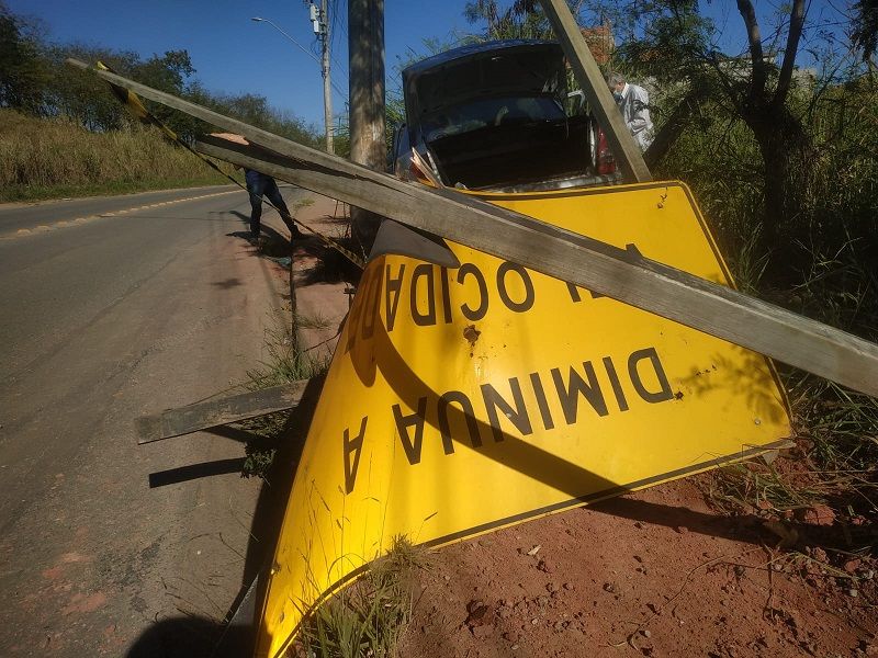 Motorista morreu preso às ferragens após atingir poste em Serra Dourada, na Serra. (Foto: Kananda Natielly)
