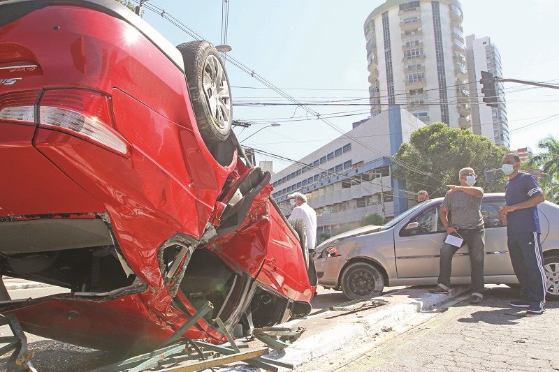 Siena vermelho capotou na pista depois de colidir com um Siena prata (Foto: Antonio Moreira/ AT/ 05/09/2021)