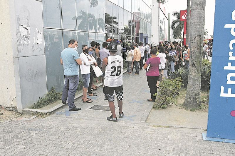Filas externas na agência da Caixa, de Laranjeiras, na Serra, onde não há distanciamento social durante a espera (Foto: Kadidja Fernandes/AT)