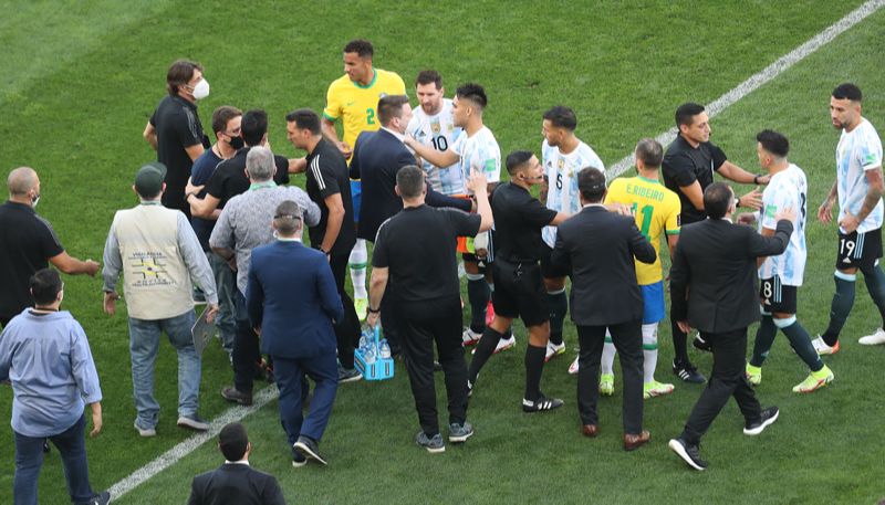 Agentes da Anvisa e da Polícia Federal invadem o campo da Neo Química Arena, na zona leste de São Paulo, e interrompem a partida (Foto: Alex Silva / Agência Estado)