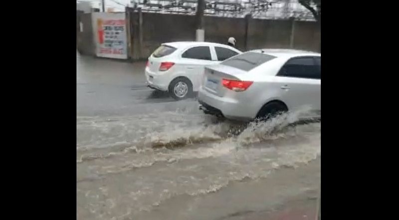 Alagamento na avenida Maruípe, em Vitória (Foto: Reprodução vídeo/Internauta)