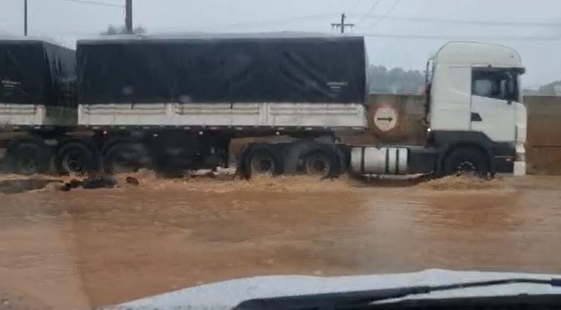 Alagamento na entrada de Marcílio de Noronha, na BR-101, em Viana. (Foto: Reprodução vídeo/Internauta)
