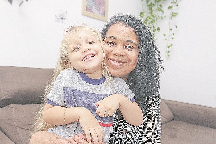 Alessandra Teixeira comemorou a aprovação do projeto com a filha Helena, de 4 anos. “É mais uma opção”, disse (Foto: Antonio Moreira/AT)