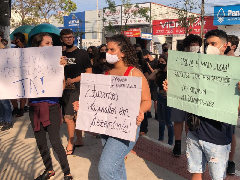 Alunos reivindicam a aplicação de provas para ingresso no Ifes em 2022. (Foto: Renata Giacomim)