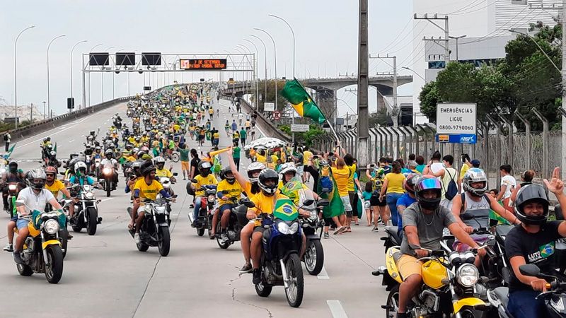 Apoiadores do presidente Jair Bolsonaro na Terceira Ponte (Foto: Leone Iglesias / AT)