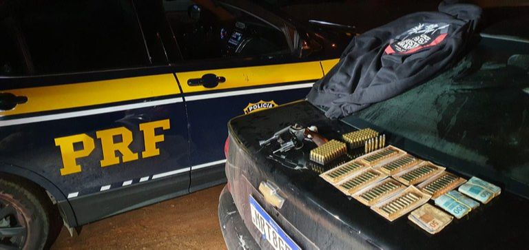 Após acompanhamento tático os policiais encontraram um revólver e uma grande quantidade de munições intactas no automóvel. (Foto: Divulgação/PRF)