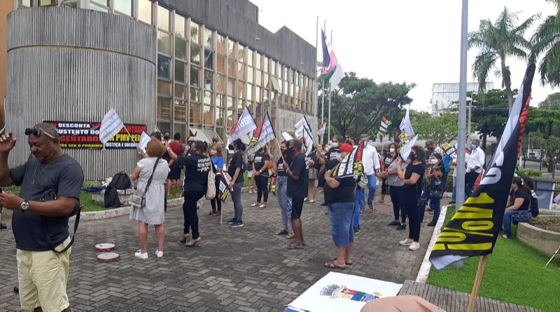 Cerca de 40 pessoas estiveram no plenário da Casa e se manifestaram contra o desconto (Foto: Rafael Brizotto)