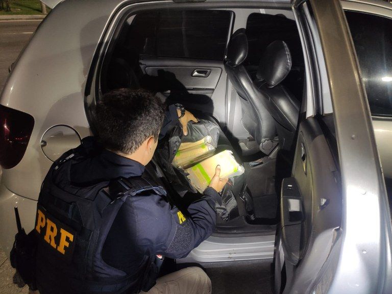 Pasta base foi encontrada dentro de carro (Foto: Divulgação/ PRF)