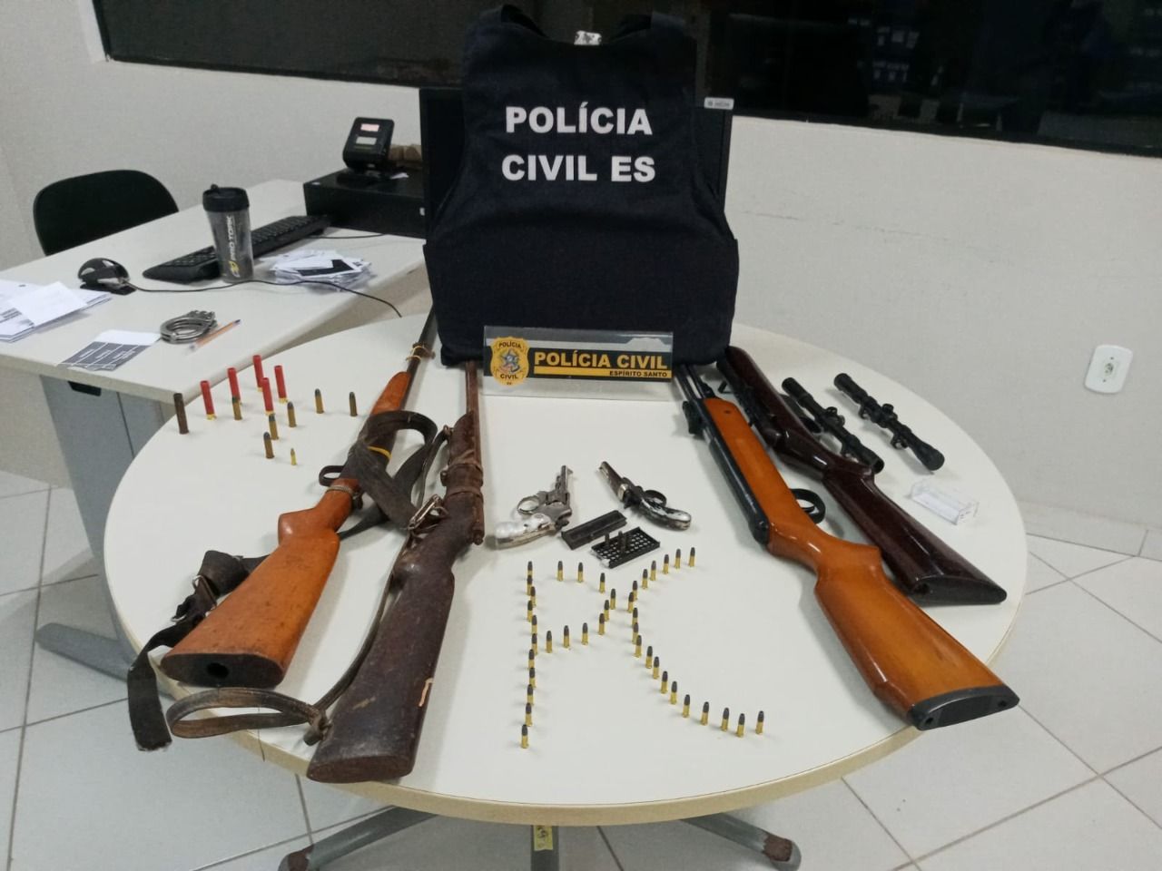 Armas e munições foram apreendidas durante operação (Foto: Divulgação / Polícia Civil)