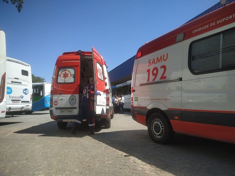 Fiscal atropelada por ônibus foi socorrida pelo Samu no Terminal de Laranjeiras (Foto: Kananda Natielly)