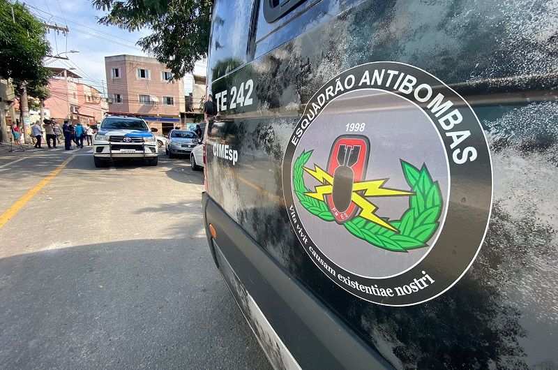 O esquadrão antibomba foi acionado e detonou a granada (Foto: Matheus Andreatta/ TV Tribuna)