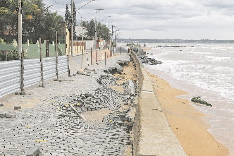 Muro da orla do Residencial Marbela, na Serra, caiu e destruiu calçamento (Foto: Kadidja Fernandes/AT)