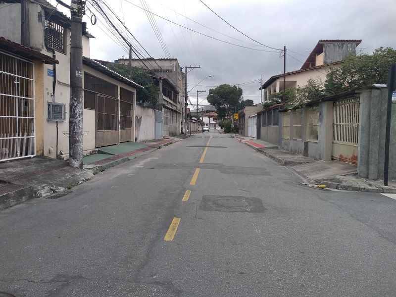 Rua do bairro Eurico Salles, na Serra, onde morador teve a casa invadida (Foto: Fábio Nunes/AT)