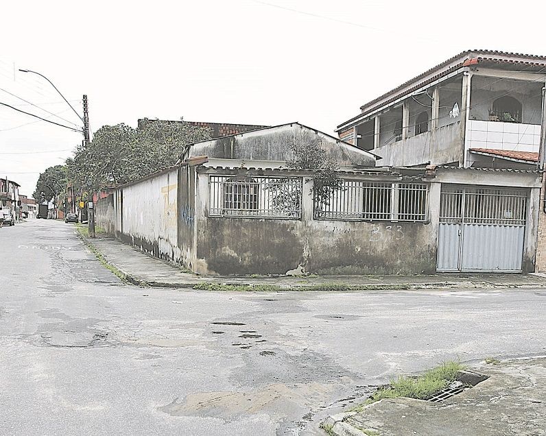 Avenida Perimetral, no bairro Maringá, na Serra, onde esgoto vazava (Foto: Kadidja Fernandes/AT)
