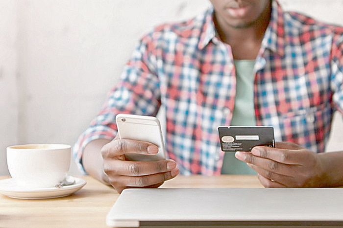 Uso de banco digital tem se popularizado, com transações realizadas pelo smartphone: economia de até 15% (Foto: Arquivo/AT)