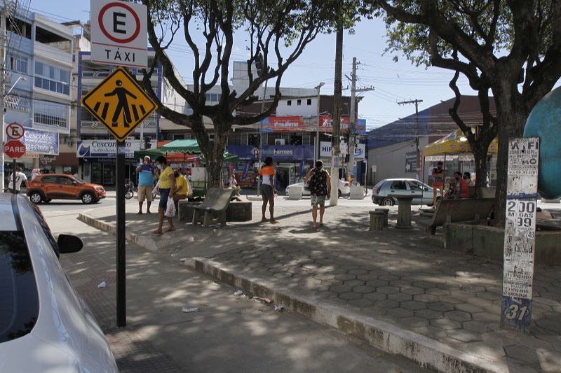O criminoso foi espancado e amarrado por moradores na praça antes de ser detido pela polícia (Foto: Fábio Nunes/ AT)