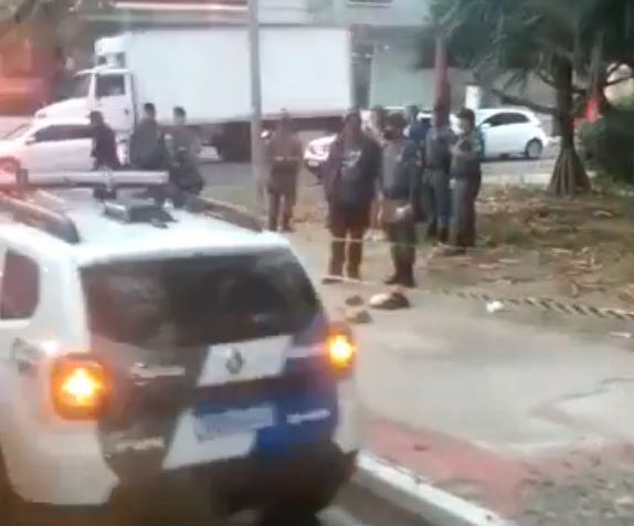Corpo de suspeito de assalto ficou caído na calçada na Reta da Penha. (Foto: Reprodução vídeo/Internauta)