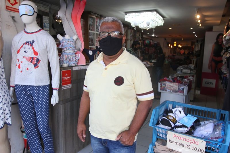 Ademir Santos teve a loja invadida por bandidos e ficou sem funcionários, que, traumatizados, pediram demissão (Foto: Antonio Moreira/ AT)