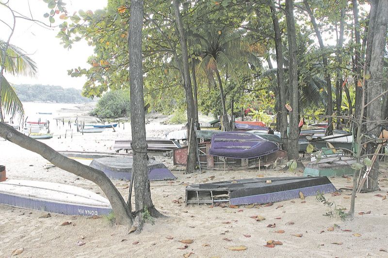 Barcos em estado de abandono na Ilha do Frade, em Vitória (Foto: Kadidja Fernandes/AT)