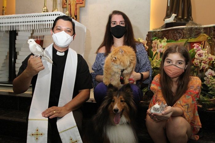 A médica Erika Moreira e a filha Giovanna, 10 anos, sempre levam seus animais para receberem a bênção do padre Hugo (Foto: Douglas Schneider/AT)