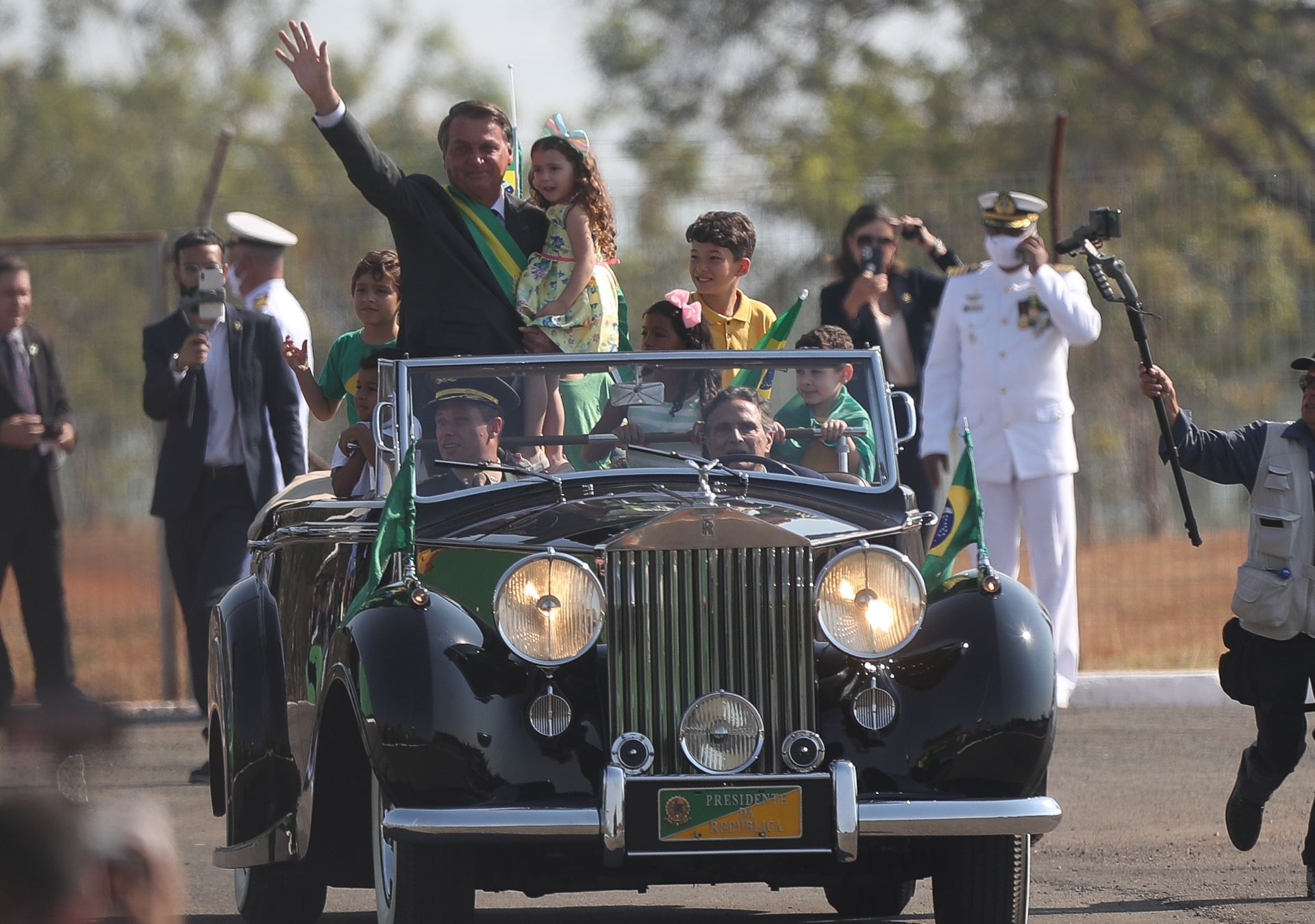 Bolsonaro chega a cerimônia em Rolls Royce pilotado por Nelson Piquet (Foto: Gabriela Biló/ Estadão Conteúdo)