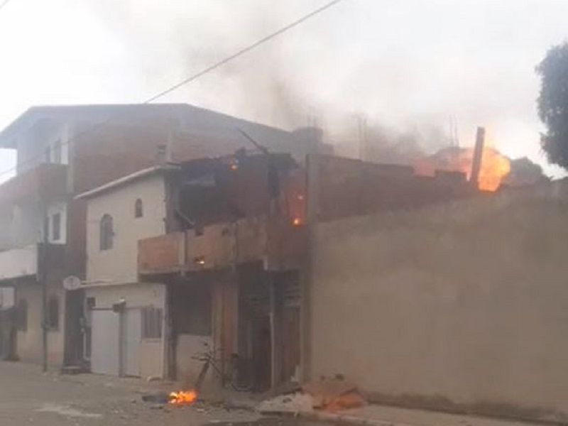 As chamas se alastraram para outras casas ao redor (Foto: Reprodução/ Redes Sociais)